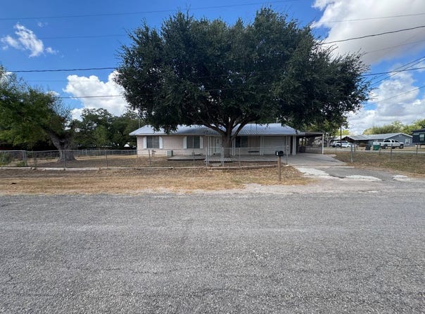 709 N. Leckie, Runge, TX 78151