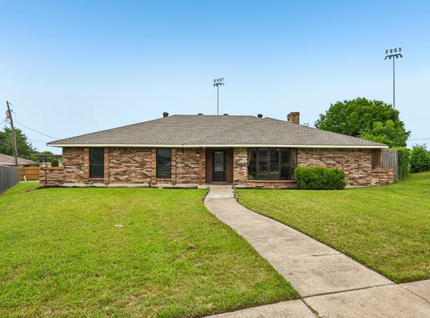813 Oakbluff Drive, Lancaster, TX 75146