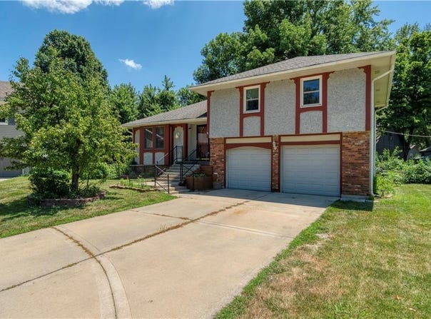 1624 S Lindenwood Drive, Olathe, KS 66062