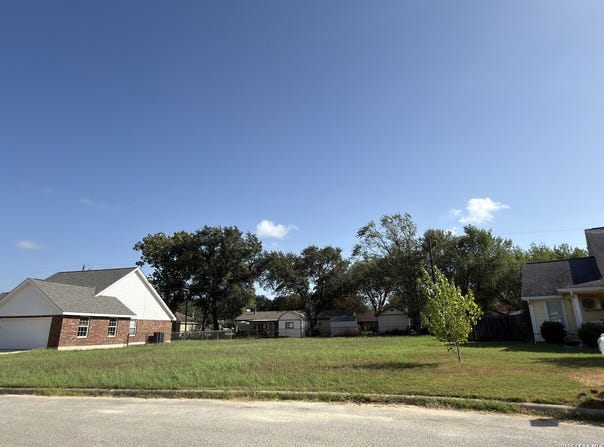 1017 VERBENA LOOP, Floresville, TX 78114