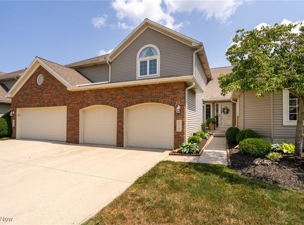 270 English Lakes Boulevard, Amherst, OH 44001