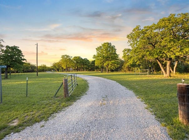 1036 Ten Box Road, Sunset, TX 76270
