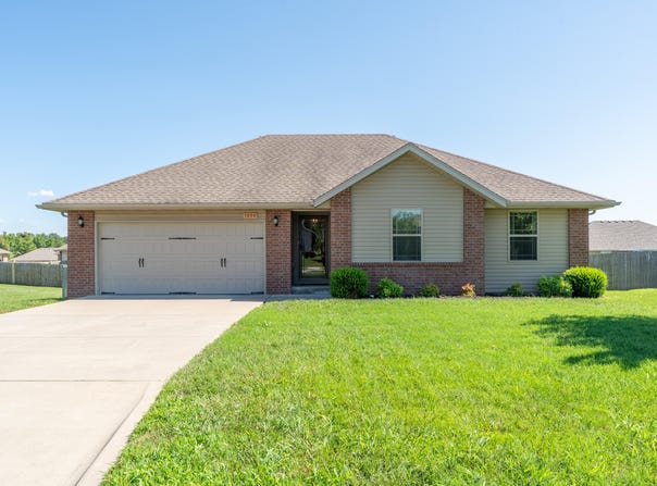5590 W Sunflower Drive, Springfield, MO 65802