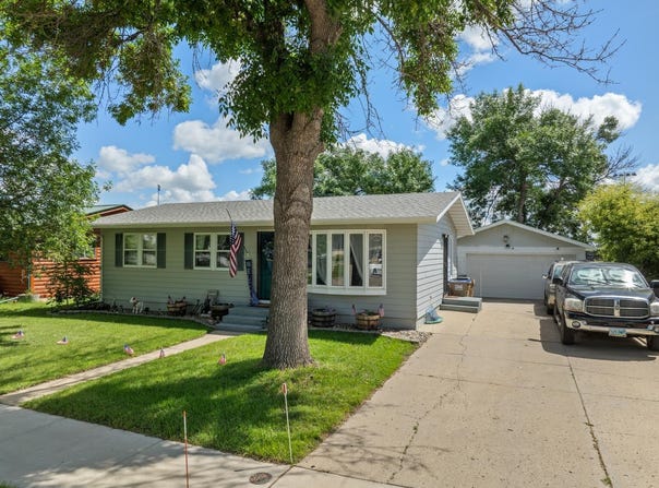 1521 2nd St, Minot, ND 58701