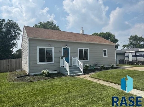 305 S Elm St, Lennox, SD 57039