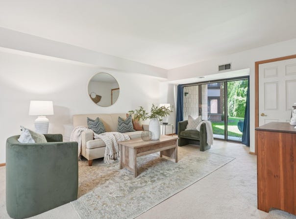 1600 W Green Tree B Rd, Glendale, WI 53209