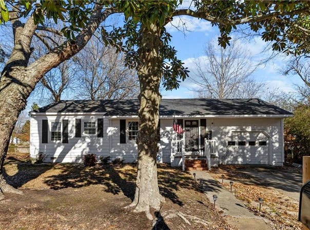 33 Woodbury Forrest Drive, Hampton, VA 23666