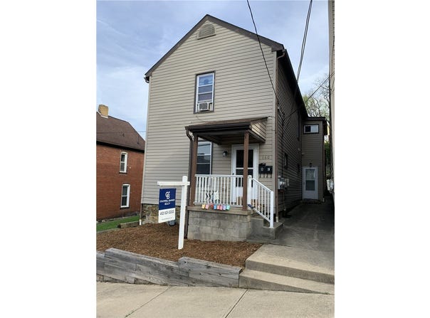 660 3rd St, Pitcairn, PA 15140