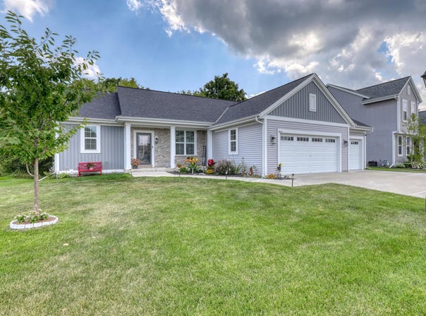 2837 Oakmont Dr, East Troy, WI 53120