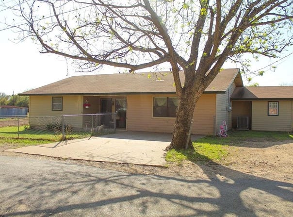 206 Maple Street, Gustine, TX 76455