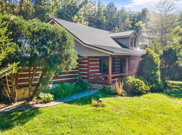 686 Thomas Rd, Sevierville, TN 37876