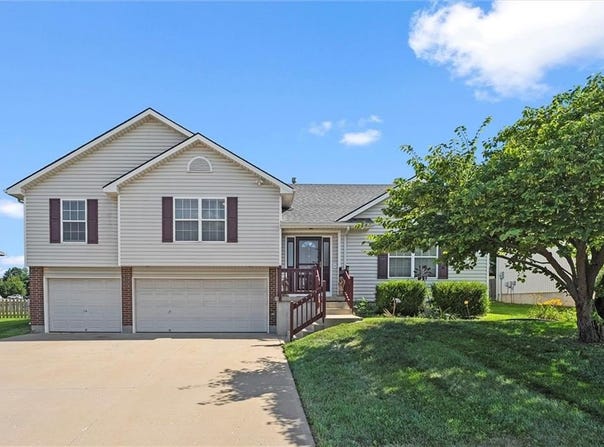 1005 Granada Drive, Raymore, MO 64083