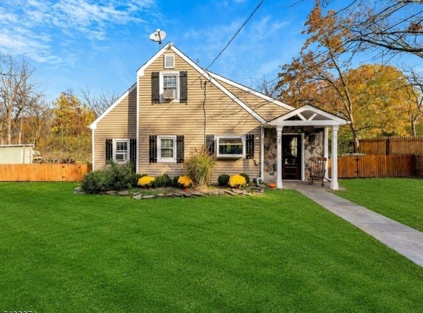 2 Sloan Ln, Lebanon Boro, NJ 08833-2159