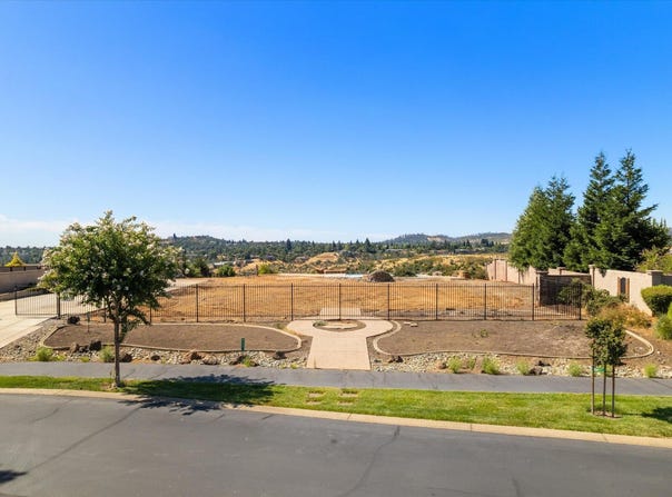 832 Santa Cruz Drive, Redding, CA 96003