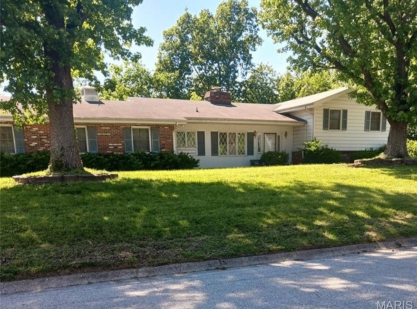 4904 Paris Drive, Godfrey, IL 62035