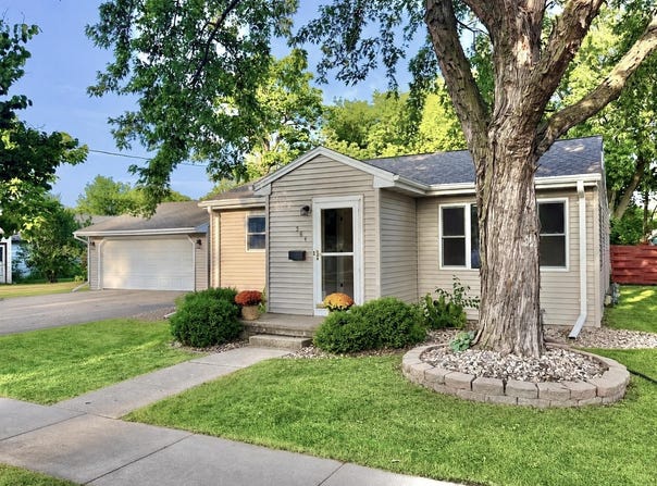 564 OAK Street, NEENAH, WI 54956
