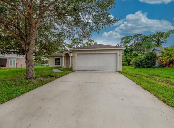 1990 SE Floresta Drive, Port Saint Lucie, FL 34983