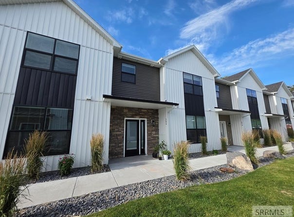 289 Hummingbird Way, Sugar City, ID 83448