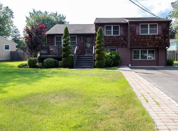25 Baker Drive, Helmetta, NJ 08828