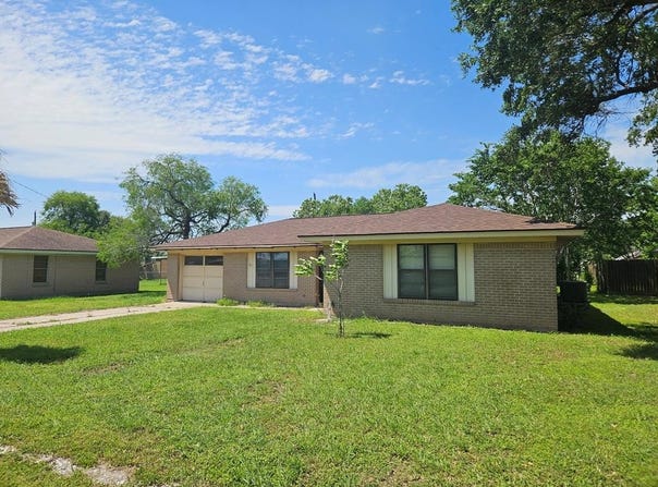 909 Johnson, Woodsboro, TX 78393