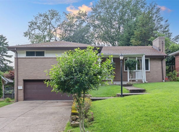 4952 Flamingo Dr, Whitehall, PA 15236