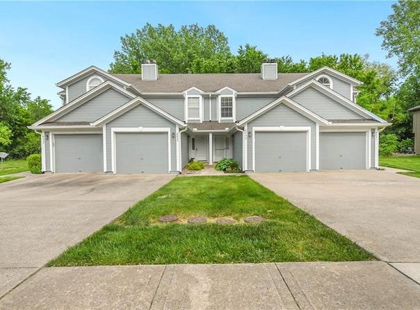6033 NE Moonstone Drive, Lee's Summit, MO 64064