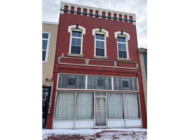 9 W Wea Street, Paola, KS 66071