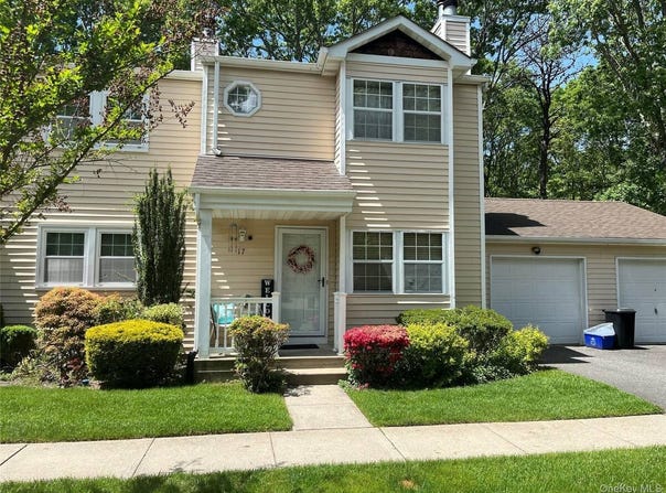 17 Stone Commons, Yaphank, NY 11980