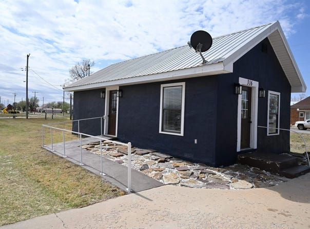 318 W Broadway, Vici, OK 73859