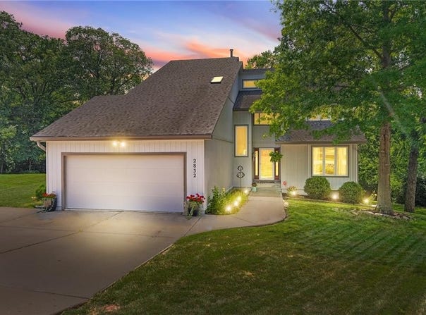 2832 S Stoneridge Drive, Blue Springs, MO 64015