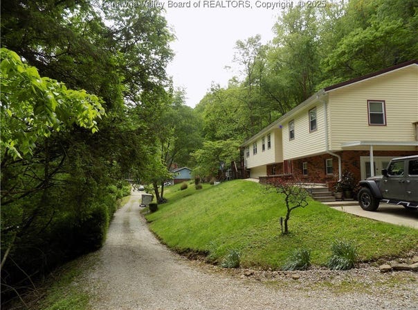 225 RED BUD Terrace, Belle, WV 25015