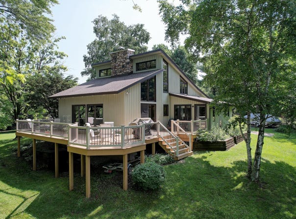 W332s3829 Lilac Ct, Dousman, WI 53118
