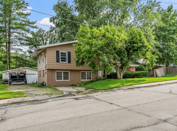 325 S 8th Avenue W, Newton, IA 50208