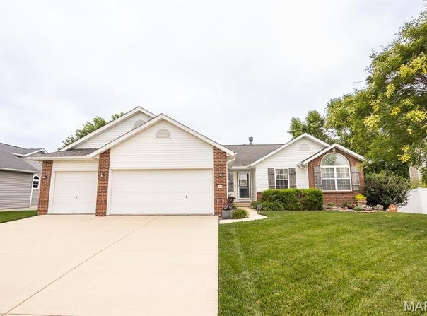 98 Stonebrooke, Troy, IL 62294