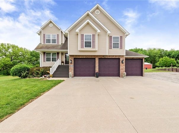 14366 County Road 351, St Joseph, MO 64505