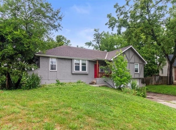 1005 SW 23rd Street, Blue Springs, MO 64015