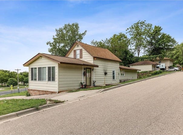 317 6th Street E, Carver, MN 55315