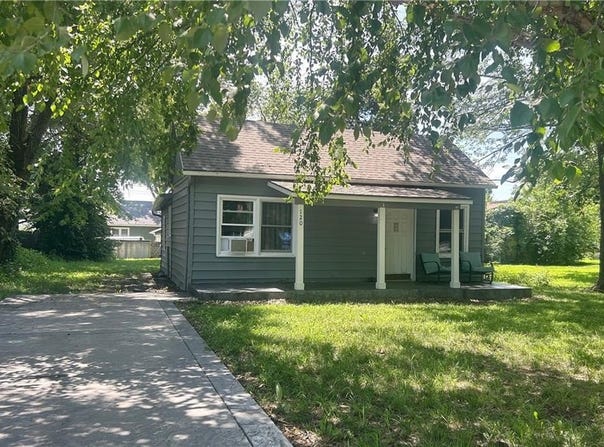 120 W 3rd Street, Tonganoxie, KS 66086