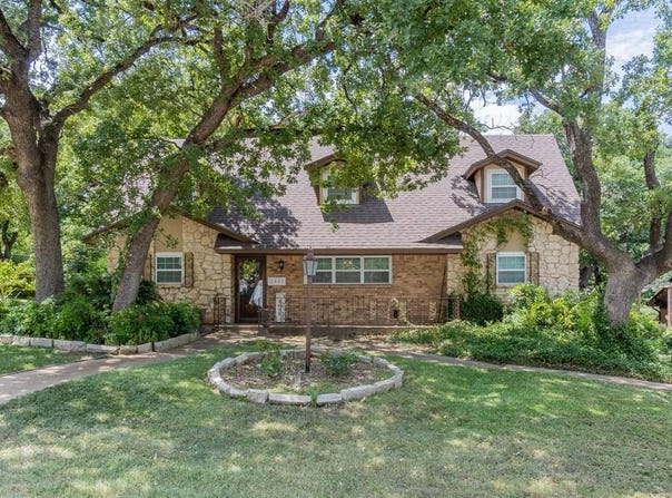2801 Oak Cliff Lane, Arlington, TX 76012