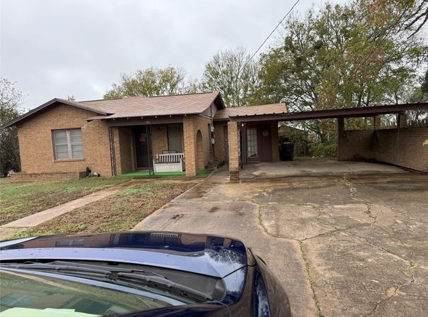 823 N Ellis St, Giddings, TX 78942