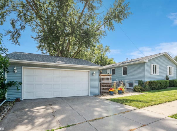 271 Lynda Drive NW, Cedar Rapids, IA 52405