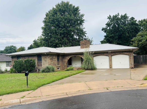 1306 N Brookfield Ln, Derby, KS 67037