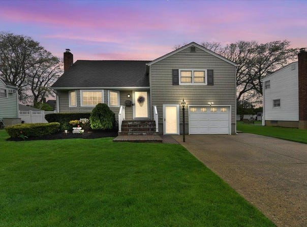 342 Park Lane, Massapequa Park, NY 11762