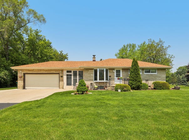 1406 E Oakwood Rd, Oak Creek, WI 53154