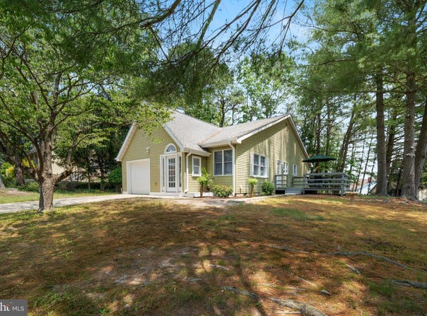 19 CEDAR AVENUE, MANAHAWKIN, NJ 08050