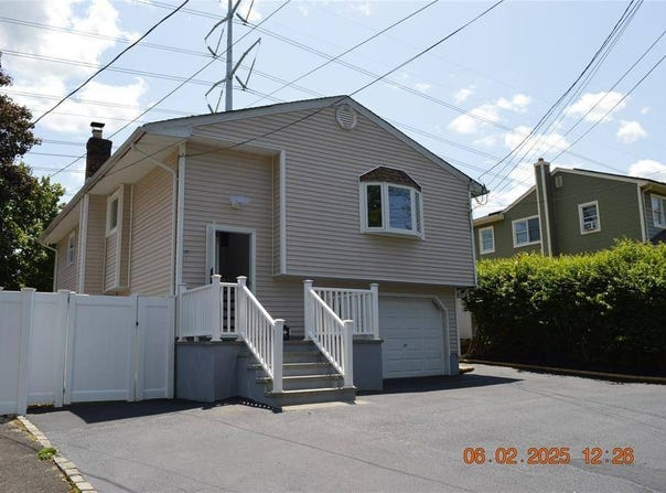 294 Fir Grove Rd, Ronkonkoma, NY 11779