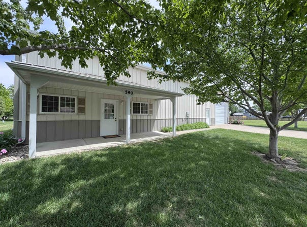 590 Lakeshore Dr, McCook Lake, SD 57049