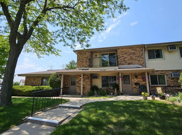 4591 S Greenridge Cir, Greenfield, WI 53220
