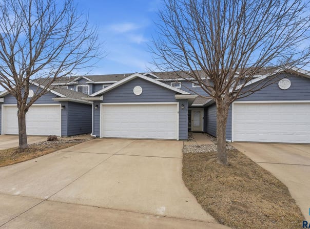 1213 N Pekin Pl, Sioux Falls, SD 57107