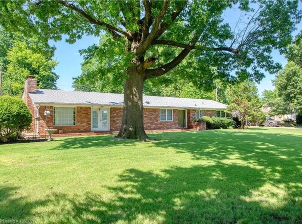 205 E Quesenbury AVE, Sallisaw, OK 74955